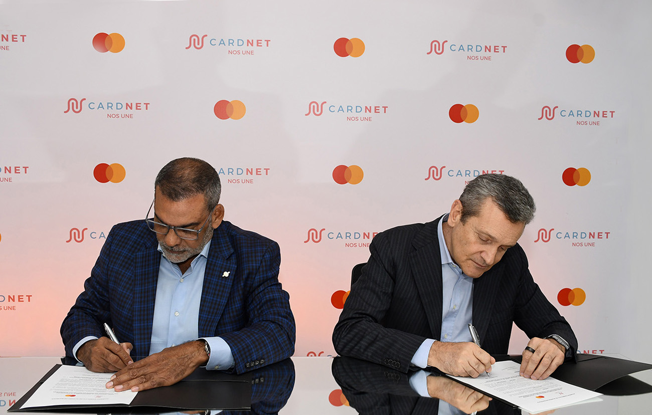 Luis Bencosme, presidente ejecutivo de CardNET y Andrea Scerch, presidente de Mastercard para Latinoamérica y El Caribe